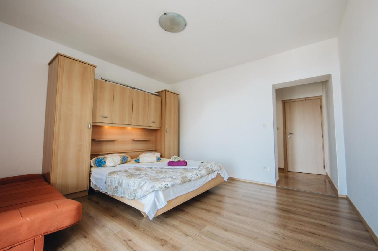 Apartments Mateo Брела Екстериор снимка